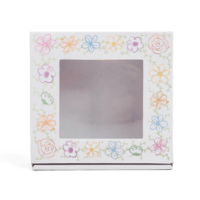 biały karton, kartonik z okienkiem z grafiką kwiatki kolorowe