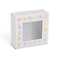 biały karton, kartonik z okienkiem z grafiką kwiatki kolorowe